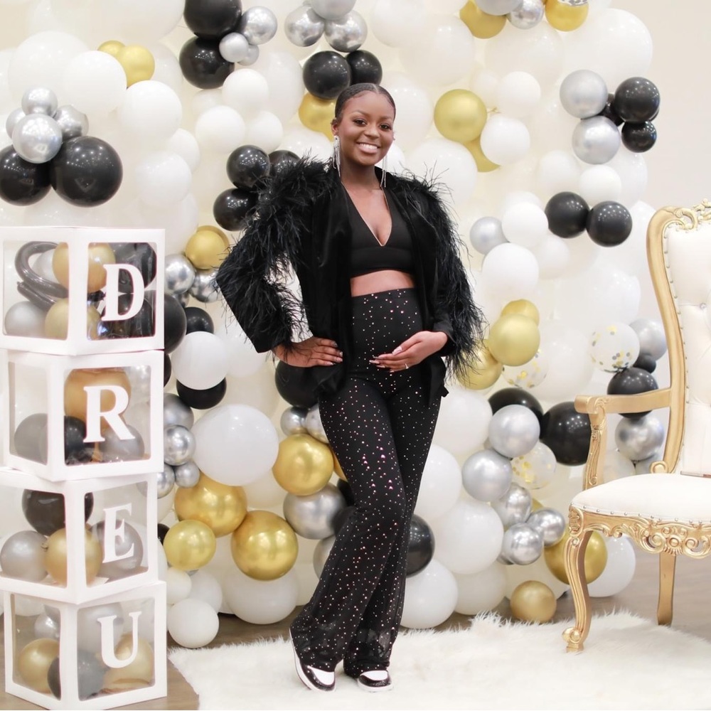 Meet your Posher, Santia